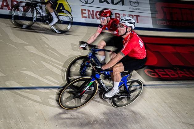 CONSONNI Simone, VIVIANI Eli: Sixdays Bremen 2025 Team 6 - STARK-GEBÄUDEREINIGUNG - CONSONNI Simone ( ITA ) - Black - VIVIANI Elia ( ITA ) - Red Querformat - quer - horizontal - Landscape - Event Veranstaltung: Sixdays Bremen 2025 - Category Kategorie: Cycling - Track cycling, Rad, Radsport, Bahnrad, Bahn Sixdays - Elite Men - Location Ort: Europe Germany - Bremen - ÖVB Arena - Discipline: Madison - Distance: ... m - Date Datum: 10.01.2025 Friday Day 1 -