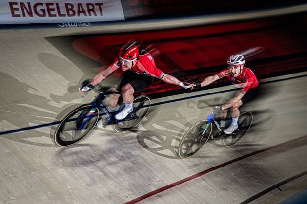 CONSONNI Simone, VIVIANI Eli: Sixdays Bremen 2025 Team 6 - STARK-GEBÄUDEREINIGUNG - CONSONNI Simone ( ITA ) - Black - VIVIANI Elia ( ITA ) - Red Querformat - quer - horizontal - Landscape - Event Veranstaltung: Sixdays Bremen 2025 - Category Kategorie: Cycling - Track cycling, Rad, Radsport, Bahnrad, Bahn Sixdays - Elite Men - Location Ort: Europe Germany - Bremen - ÖVB Arena - Discipline: Madison - Distance: ... m - Date Datum: 10.01.2025 Friday Day 1 -