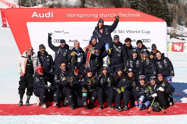 Sport Themen der Woche KW02 Sport Bilder des Tages ALPINE SKIING - FIS WC Sankt Anton SANKT ANTON,AUSTRIA,11.JAN.25 - ALPINE SKIING - FIS World Cup, downhill, ladies. Image shows the rejoicing of Federica Brignone (ITA) with the team ITA.  GEPAxpictures xHaraldxSteiner