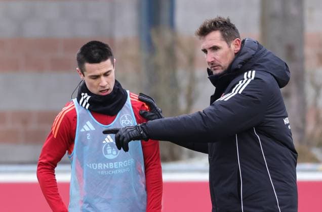 11.01.2025 - Fussball - 2. Fussball - Bundesliga - Saison 2024 2025 - 1. FC Nürnberg Nuernberg FCN ( Club ) - Training - Sportfoto Zink DaMa - xdaxmax - Oliver Villadsen (2, 1. FC Nürnberg FCN ) erhält Anweisungen von Miroslav Miro Klose ( Trainer 1. FC Nürnberg FCN )