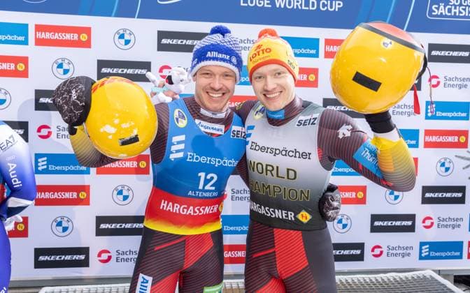 Bilder des Jahres 2025, Sport 01 Januar Sport Themen der Woche KW02 Sport Bilder des Tages photographer: FIL Michael Kristen 11.01.2025 5. FIL Eberspächer Luge World Cup, SachsenEnergie Ice Track Altenberg, Sachsen (GER), WC Germany, Men™s Singles, Winners Presentation, picture: Felix Loch (GER), Max Langenhan (GER) *** photographer FIL Michael Kristen 11 01 2025 5 FIL Eberspächer Luge World Cup, SachsenEnergie Ice Track Altenberg, Sachsen GER , WC Germany, Men™s Singles, Winners Presentation, picture Felix Loch GER , Max Langenhan GER