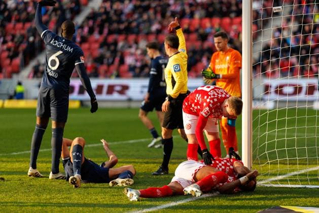 Sport Themen der Woche KW02 1. Fußball Bundesliga: 1. FSV Mainz 05 - VfL Bochum, 11.01.2025 Nach einem Kopfballduell vor dem Tor bleiben Moritz Jenz (1. FSV Mainz 05 3) und Ivan Ordets (VFL Bochum 1848 20) am Boden liegen; der Bochumer muss deutlich länger behandelt werden; Spiel vom 16. Spieltag der Fußball Bundesliga zwischen 1. FSV Mainz 05 und VfL Bochum in der MEWA Arena am 11.01.2025 DFL DFB regulations prohibit any use of photographs as image sequences and or quasi-video. *** 1 Soccer Bundesliga 1 FSV Mainz 05 VfL Bochum, 11 01 2025 After a header duel in front of the goal Moritz Jenz 1 FSV Mainz 05 3 and Ivan Ordets VFL Bochum 1848 20 remain lying on the ground the Bochum player has to be treated much longer Match of matchday 16 of the Soccer Bundesliga between 1 FSV Mainz 05 and VfL Bochum at the MEWA Arena on 11 01 2025 DFL DFB regulations prohibit any use of photographs as image sequences and or quasi video Copyright: xBEAUTIFULxSPORTS Hahnex