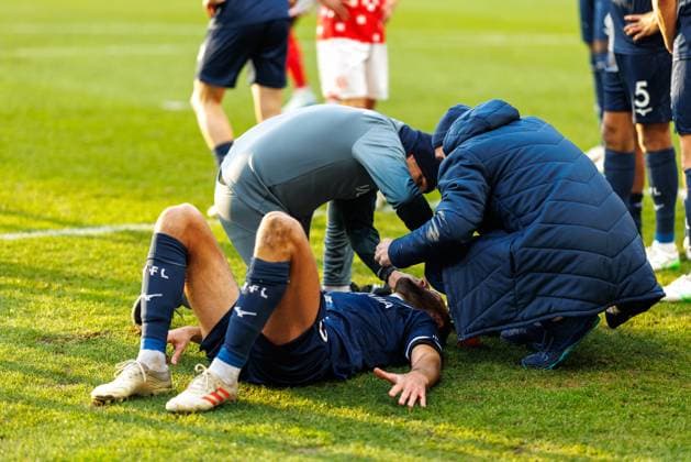 Sport Themen der Woche KW02 Sport Bilder des Tages 1. Fußball Bundesliga: 1. FSV Mainz 05 - VfL Bochum, 11.01.2025 Nach einem Kopfballduell vor dem Tor bleiben Moritz Jenz (1. FSV Mainz 05 3) und Ivan Ordets (VFL Bochum 1848 20) am Boden liegen; der Bochumer muss deutlich länger behandelt werden; Spiel vom 16. Spieltag der Fußball Bundesliga zwischen 1. FSV Mainz 05 und VfL Bochum in der MEWA Arena am 11.01.2025 DFL DFB regulations prohibit any use of photographs as image sequences and or quasi-video. *** 1 Soccer Bundesliga 1 FSV Mainz 05 VfL Bochum, 11 01 2025 After a header duel in front of the goal Moritz Jenz 1 FSV Mainz 05 3 and Ivan Ordets VFL Bochum 1848 20 remain lying on the ground the Bochum player has to be treated much longer Match of matchday 16 of the Soccer Bundesliga between 1 FSV Mainz 05 and VfL Bochum at the MEWA Arena on 11 01 2025 DFL DFB regulations prohibit any use of photographs as image sequences and or quasi video Copyright: xBEAUTIFULxSPORTS Hahnex