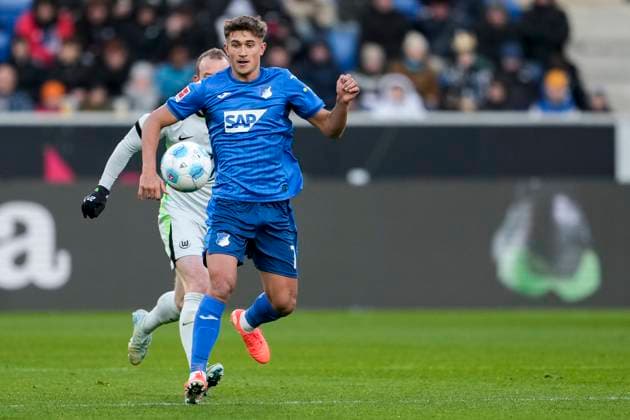 Tom Bischof (Hoffenheim, 7), am Ball, Freisteller, Ganzkörper, Einzelbild, Einzelfoto, Aktion, Action, 11.01.2025, Sinsheim (Deutschland), Fussball, Bundesliga, TSG 1899 Hoffenheim - VfL Wolfsburg, DFB DFL REGULATIONS PROHIBIT ANY USE OF PHOTOGRAPHS AS IMAGE SEQUENCES AND OR QUASI-VIDEO.