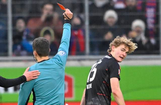 Sport Themen der Woche KW02 Sport Bilder des Tages Schiedsrichter Referee Robert Hartmann zeigt Tom Rothe 1. FC Union Berlin FCU (15) rote Karte rot Platzverweis 1. FC Heidenheim 1846 FCH vs 1. FC Union Berlin FCU 11.01.2025 DFL REGULATIONS PROHIBIT ANY USE OF PHOTOGRAPHS AS IMAGE SEQUENCES AND OR QUASI-VIDEO 1. FC Heidenheim 1846 FCH vs 1. FC Union Berlin FCU *** Referee Referee Robert Hartmann shows Tom Rothe 1 FC Union Berlin FCU 15 red card red sending off 1 FC Heidenheim 1846 FCH vs 1 FC Union Berlin FCU 11 01 2025 DFL REGULATIONS PROHIBIT ANY USE OF PHOTOGRAPHS AS IMAGE SEQUENCES AND OR QUASI VIDEO 1 FC Heidenheim 1846 FCH vs 1 FC Union Berlin FCU