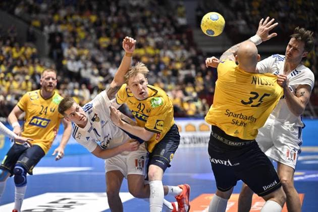 Sport Themen der Woche KW02 Sport Bilder des Tages MALMÖ, SVERIGE 20250111 Islands Viggo Kristjansson ( 7) och Sveriges Eric Johansson ( 42) under handbollslandskampen mellan Sverige och Island i Malmö Arena pa lördagen. MALMÖ SVERIGE x50090x *** MALMÖ, SWEDEN 20250111 Icelands Viggo Kristjansson 7 and Swedens Eric Johansson 42 during the national handball match between Sweden and Iceland in Malmö Arena on Saturday MALMÖ SWEDEN x50090x  Copyright: xJohanxNilsson TTx HANDBOLL SVERIGE-ISLAND LANDSKAMP