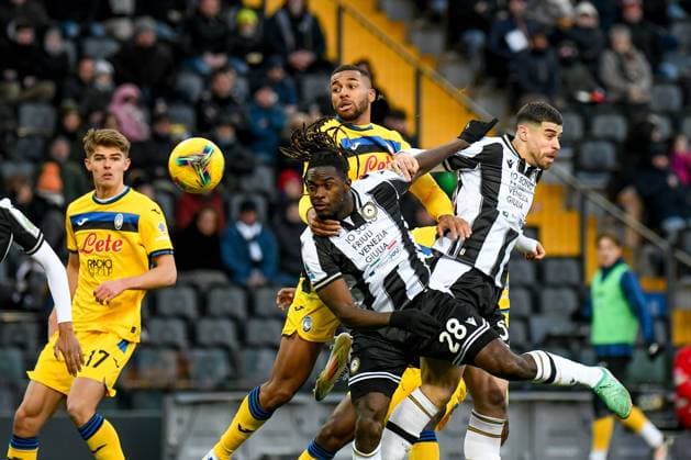 Sport Themen der Woche KW02 Sport Bilder des Tages Header of Atalanta s Isak Hien hindered by Udinese s Oumar Solet and Udinese s Martin Payero during Udinese Calcio vs Atalanta BC, Italian soccer Serie A match in Udine, Italy, January 11 2025  Copyright: xEttorexGriffoni IPAxSportx xipa-agency.netx xx IPA_52920342 IPA_Agency_IPA52920342