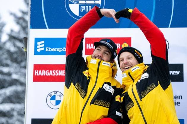 Sport Themen der Woche KW02 Sport Bilder des Tages Tobias Wendl, Tobias Arlt (Deutschland) jubeln auf dem Podium bei der Siegerehrung ueber Platz 2, GER, FIL Eberspaecher Rodel Weltcup Altenberg, Rennen Doppel Herren, 11.01.2025 GER, FIL Eberspaecher Rodel Weltcup Altenberg, Rennen Doppel Herren, 11.01.2025 Altenberg *** Tobias Wendl, Tobias Arlt Germany cheering on the podium at the award ceremony for 2nd place, GER, FIL Eberspaecher Luge World Cup Altenberg, Mens Doubles Race, 11 01 2025 GER, FIL Eberspaecher Luge World Cup Altenberg, Mens Doubles Race, 11 01 2025 Altenberg Copyright: xEibner-Pressefoto Memmlerx EP_MMR