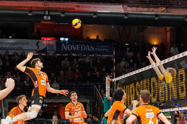 Ruben Schott (BR Volleys, 13) im Sprung, bereit zum schmettern, BRVolleys vs SSC Karlsruhe, 1.Bundesliga, 2025_01_11 Berlin Berlin Land Copyright: xFootxBowl ThomasxSobotzkix