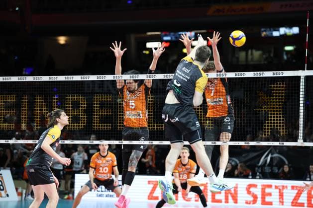 1. Volleyball Bundesliga, Berlin Recycling Volleys vs. Baden Volleys SSC Karlsruhe Felix Roos(Baden Volleys SSC Karlsruhe 6) in Angriff gegen den Block von Nehemiah Mote (BR Volleys, 5) links, und Simon Plaskie (BR Volleys, 7) während der Begegnung im in 1. Volleyball Bundesliga, Berlin Recycling Volleys vs. Baden Volleys SSC Karlsruhe in Berlin, Max-Schmeling-Halle, am 11.01.2025. Copyright: xBEAUTIFULxSPORTS Frankex