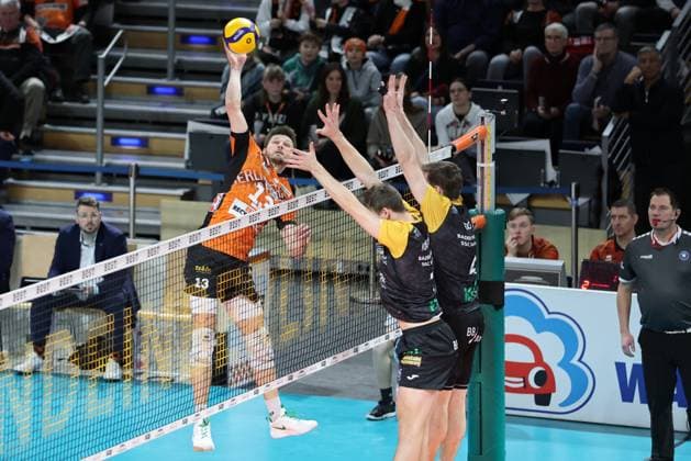 1. Volleyball Bundesliga, Berlin Recycling Volleys vs. Baden Volleys SSC Karlsruhe Ruben Schott (BR Volleys, 13) in Angriff gegen den Block von Maximilian Kersting (Baden Volleys SSC Karlsruhe 7) links, und Lennart Heinz Fuchs(Baden Volleys SSC Karlsruhe 4 ) während der Begegnung im in 1. Volleyball Bundesliga, Berlin Recycling Volleys vs. Baden Volleys SSC Karlsruhe in Berlin, Max-Schmeling-Halle, am 11.01.2025. Copyright: xBEAUTIFULxSPORTS Frankex