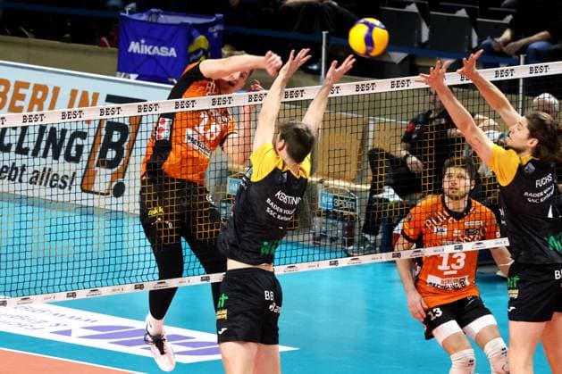DEU, DVV, 1.VBL, BR Volleys vs. SSC Karlsruhe, 11.01.2025, Max-Schmeling-Halle, Berlin, DEU, DVV, 1.VBL, BR Volleys vs. SSC Karlsruhe, im Bild Florian Krage (BR Volleys 18), Ruben Schott (BR Volleys 13), Maximilian Kersting (Karlsruhe 7), Lennart Fuchs (Karlsruhe 4) Foto: Juergen Engler nordphoto GmbH