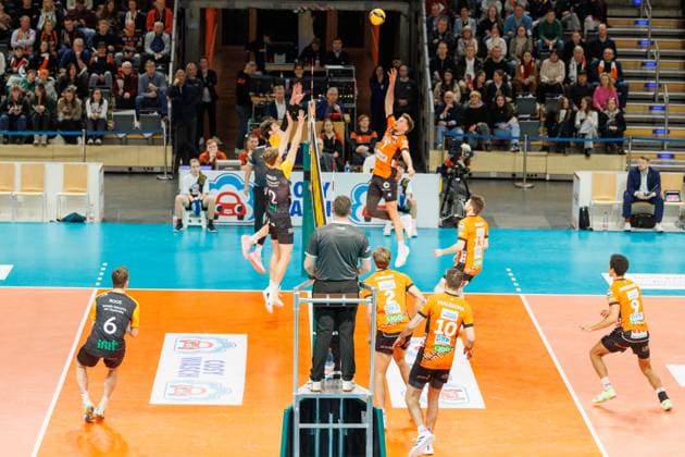 Simon Plaskie (BR Volleys, 07) im Sprung mit Blick zum Ball, BRVolleys vs SSC Karlsruhe, 1.Bundesliga, 2025_01_11 Berlin Berlin Land Copyright: xFootxBowl ThomasxSobotzkix