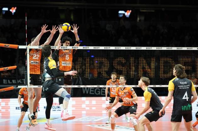 1. Volleyball Bundesliga, Berlin Recycling Volleys vs. Baden Volleys SSC Karlsruhe Block von Nehemiah Mote (BR Volleys, 5) rechts, und Jake Hanes (BR Volleys, 22) gegen den Angriff von Maximilian Kersting(Baden Volleys SSC Karlsruhe 7), während der Begegnung im in 1. Volleyball Bundesliga, Berlin Recycling Volleys vs. Baden Volleys SSC Karlsruhe in Berlin, Max-Schmeling-Halle, am 11.01.2025. Copyright: xBEAUTIFULxSPORTS Frankex