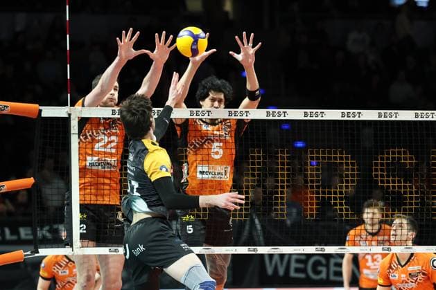 1. Volleyball Bundesliga, Berlin Recycling Volleys vs. Baden Volleys SSC Karlsruhe Block von Nehemiah Mote (BR Volleys, 5) rechts, und Jake Hanes (BR Volleys, 22) gegen den Angriff von Maximilian Kersting(Baden Volleys SSC Karlsruhe 7), während der Begegnung im in 1. Volleyball Bundesliga, Berlin Recycling Volleys vs. Baden Volleys SSC Karlsruhe in Berlin, Max-Schmeling-Halle, am 11.01.2025. Copyright: xBEAUTIFULxSPORTS Frankex
