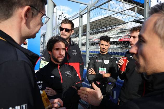 Antonio Felix da Costa (POR) und Teamkollege Pascal Wehrlein (GER) Porsche in der Diskussion mit mehreren Teammitgliedern auf der Boxenmauer, FIA Formel E Weltmeisterschaft Saison 11, Mexiko City E- Prix, 11.01.2025, Mexiko