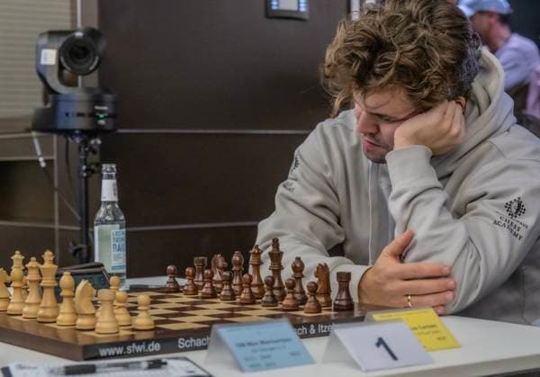 Schach Weltmeister Magnus Carlson Schach Weltmeister Magnus Carlson spielt für dei Schachabteilung des FC St Pauli Â