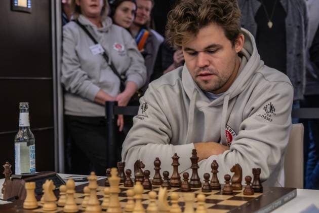 Sport Themen der Woche KW02 Sport Bilder des Tages Schach Weltmeister Magnus Carlson Schach Weltmeister Magnus Carlson spielt für dei Schachabteilung des FC St Pauli Â *** Chess World Champion Magnus Carlson Chess World Champion Magnus Carlson plays for the chess section of FC St Pauli Â 