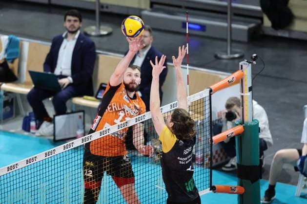 1. Volleyball Bundesliga, Berlin Recycling Volleys vs. Baden Volleys SSC Karlsruhe Jan Fornal (BR Volleys, 12) in Angriff gegen den Block von Lennart Heinz Fuchs(Baden Volleys SSC Karlsruhe4 ) , während der Begegnung im in 1. Volleyball Bundesliga, Berlin Recycling Volleys vs. Baden Volleys SSC Karlsruhe in Berlin, Max-Schmeling-Halle, am 11.01.2025. Copyright: xBEAUTIFULxSPORTS Frankex