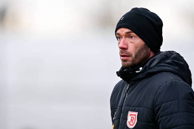 Trainer Andreas Patz (Cheftrainer, Regensburg) Einzelbild, Aktion, Action, 11.01.2025, Unterhaching (Deutschland), Fussball, Testspiel, SpVgg Unterhaching - SSV Jahn Regensburg, DFB DFL REGULATIONS PROHIBIT ANY USE OF PHOTOGRAPHS AS IMAGE SEQUENCES AND OR QUASI-VIDEO.