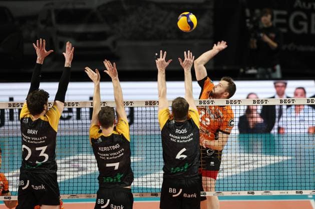 1. Volleyball Bundesliga, Berlin Recycling Volleys vs. Baden Volleys SSC Karlsruhe Jan Fornal (BR Volleys, 12) in Angriff gegen den Block von Lachlan Bray (Baden Volleys SSC Karlsruhe 23), Maximilian Kersting (Baden Volleys SSC Karlsruhe 7) und Felix Roos(Baden Volleys SSC Karlsruhe 6) , während der Begegnung im in 1. Volleyball Bundesliga, Berlin Recycling Volleys vs. Baden Volleys SSC Karlsruhe in Berlin, Max-Schmeling-Halle, am 11.01.2025. Copyright: xBEAUTIFULxSPORTS Frankex