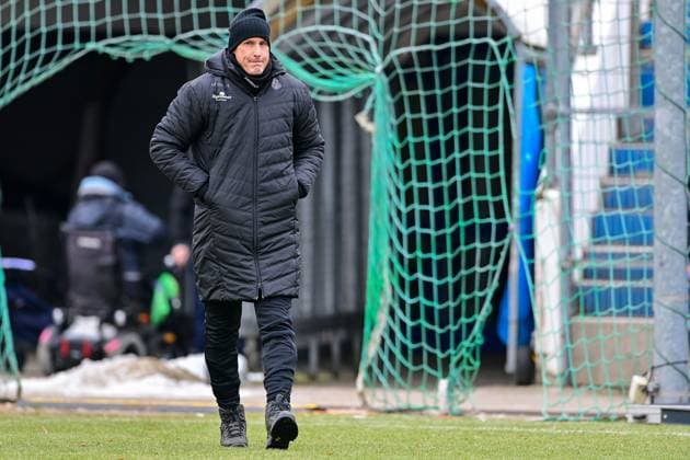 Trainer Heiko Herrlich (Unterhaching) kommt aus der Kabine, Freisteller, Einzelbild, Aktion, Action, 11.01.2025, Unterhaching (Deutschland), Fussball, Testspiel, SpVgg Unterhaching - SSV Jahn Regensburg, DFB DFL REGULATIONS PROHIBIT ANY USE OF PHOTOGRAPHS AS IMAGE SEQUENCES AND OR QUASI-VIDEO.