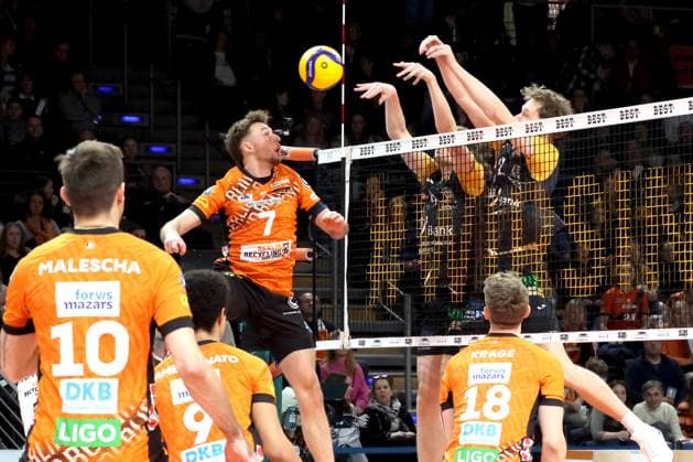 DEU, DVV, 1.VBL, BR Volleys vs. SSC Karlsruhe, 11.01.2025, Max-Schmeling-Halle, Berlin, DEU, DVV, 1.VBL, BR Volleys vs. SSC Karlsruhe, im Bild Simon Plaskie (BR Volleys 7),Lennart Fuchs (Karlsruhe 4), Bastian Korreck (Karlsruhe 2) Foto: Juergen Engler nordphoto GmbH