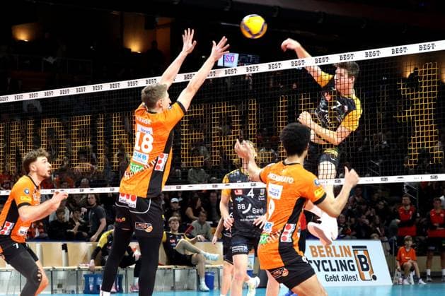 DEU, DVV, 1.VBL, BR Volleys vs. SSC Karlsruhe, 11.01.2025, Max-Schmeling-Halle, Berlin, DEU, DVV, 1.VBL, BR Volleys vs. SSC Karlsruhe, im Bild Florian Krage (BR Volleys 18), Maximilian Kersting (Karlsruhe 7) Foto: Juergen Engler nordphoto GmbH