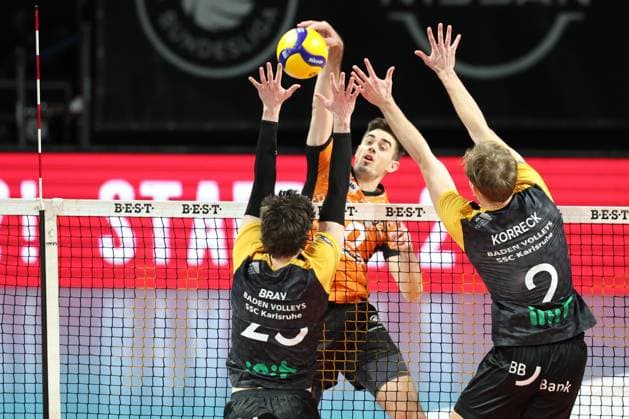 1. Volleyball Bundesliga, Berlin Recycling Volleys vs. Baden Volleys SSC Karlsruhe Daniel Malescha (BR Volleys, 10) in Angriff gegen den Block von Lachlan Bray(Baden Volleys SSC Karlsruhe 23) , links, und Lachlan Bray(Baden Volleys SSC Karlsruhe 23) während der Begegnung im in 1. Volleyball Bundesliga, Berlin Recycling Volleys vs. Baden Volleys SSC Karlsruhe in Berlin, Max-Schmeling-Halle, am 11.01.2025. Copyright: xBEAUTIFULxSPORTS Frankex