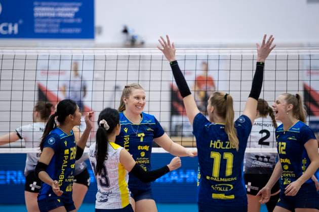 1. Volleyball Bundesliga Frauen: Schwarz-Weiss Erfurt vs. SSC Palmberg Schwerin; Erfurt; 11.01.2025 Jubel, Pimpichaya Kokram ( 28; SSC Palmberg Schwerin) (links), Margaret Ann Wolowicz ( 7; SSC Palmberg Schwerin) (Bildmitte) und Hannah Kohn ( 12; SSC Palmberg Schwerin) (rechts) 1. Volleyball Bundesliga Frauen: Schwarz-Weiss Erfurt vs. SSC Palmberg Schwerin; Riethsporthalle Erfurt; 11.01.2025 Copyright: xBEAUTIFULxSPORTS Duehringx