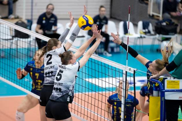1. Volleyball Bundesliga Frauen: Schwarz-Weiss Erfurt vs. SSC Palmberg Schwerin; Erfurt; 11.01.2025 Annegret Hölzig ( 11; SSC Palmberg Schwerin) gegen Elizabeth Sandbothe ( 2; Schwarz-Weiss Erfurt) (links) und Isabella Noble ( 5; Schwarz-Weiss Erfurt) (rechts) 1. Volleyball Bundesliga Frauen: Schwarz-Weiss Erfurt vs. SSC Palmberg Schwerin; Riethsporthalle Erfurt; 11.01.2025 Copyright: xBEAUTIFULxSPORTS Duehringx