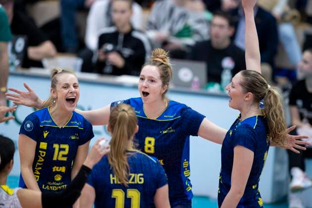 1. Volleyball Bundesliga Frauen: Schwarz-Weiss Erfurt vs. SSC Palmberg Schwerin; Erfurt; 11.01.2025 Jubel, Hannah Kohn ( 12; SSC Palmberg Schwerin) (links), Britte Mayke Stuut ( 8; SSC Palmberg Schwerin) (Bildmitte) und Marie Hänle ( 16; SSC Palmberg Schwerin) (rechts) 1. Volleyball Bundesliga Frauen: Schwarz-Weiss Erfurt vs. SSC Palmberg Schwerin; Riethsporthalle Erfurt; 11.01.2025 Copyright: xBEAUTIFULxSPORTS Duehringx