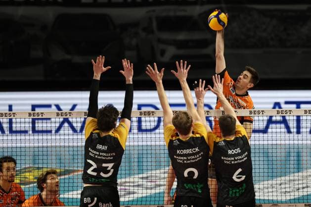 1. Volleyball Bundesliga, Berlin Recycling Volleys vs. Baden Volleys SSC Karlsruhe Daniel Malescha (BR Volleys, 10) in Angriff gegen den Block von Felix Roos , (Baden Volleys SSC Karlsruhe 6), rechts, Bastian Korreck (Baden Volleys SSC Karlsruhe 2) während der Begegnung im in 1. Volleyball Bundesliga, Berlin Recycling Volleys vs. Baden Volleys SSC Karlsruhe in Berlin, Max-Schmeling-Halle, am 11.01.2025. Copyright: xBEAUTIFULxSPORTS Frankex