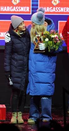 ALPINE SKIING - FIS WC Sankt Anton SANKT ANTON,AUSTRIA,11.JAN.25 - ALPINE SKIING - FIS World Cup, downhill, ladies, award ceremony. Image shows announcer Michaela Kirchgasser and Lindsey Vonn (USA).  GEPAxpictures xThomasxBachun