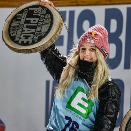 Bilder des Jahres 2025, Sport 01 Januar Sport Themen der Woche KW02 Sport Bilder des Tages SNOWBOARDING - FIS WC Kreischberg SANKT GEORGEN OB MURAU,AUSTRIA,11.JAN.25 - SNOWBOARDING - FIS World Cup, Big Air, finals, ladies, men. Image shows the rejoicing of Anna Gasser (AUT).  GEPAxpictures xWolfgangxGrebien
