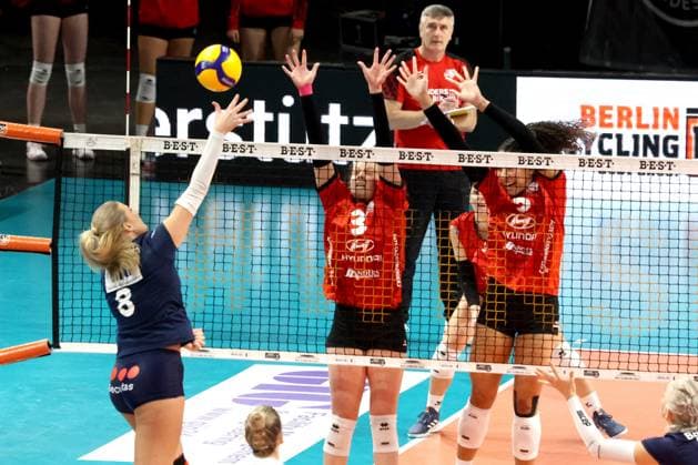 DEU, DVV, 2.VBL Frauen PRO, BBSC vs VfL Oythe, 11.01.2025, Max-Schmeling-Halle, Berlin, DEU, DVV, 2.VBL Frauen PRO, BBSC vs VfL Oythe, im Bild Annalena Graetz (BBSC-Berlin 8), Tyws, Annelis Lotte Denise (VfL Oythe 13), Key, Jada (VfL Oythe 5), Trainer Nikolic, Zoran (VfL Oythe) Foto: Juergen Engler nordphoto GmbH