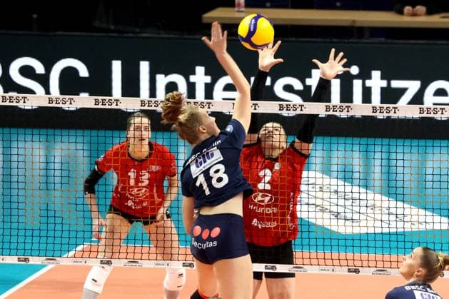 DEU, DVV, 2.VBL Frauen PRO, BBSC vs VfL Oythe, 11.01.2025, Max-Schmeling-Halle, Berlin, DEU, DVV, 2.VBL Frauen PRO, BBSC vs VfL Oythe, im Bild Emely Raduegge (BBSC-Berlin 18), Zoltanska, Dominika (VfL Oythe 2) Foto: Juergen Engler nordphoto GmbH