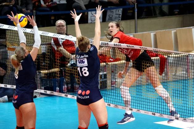 DEU, DVV, 2.VBL Frauen PRO, BBSC vs VfL Oythe, 11.01.2025, Max-Schmeling-Halle, Berlin, DEU, DVV, 2.VBL Frauen PRO, BBSC vs VfL Oythe, im Bild Annalena Graetz (BBSC-Berlin 8), Emely Raduegge (BBSC-Berlin 18), Tyws, Annelis Lotte Denise (VfL Oythe 13) Foto: Juergen Engler nordphoto GmbH