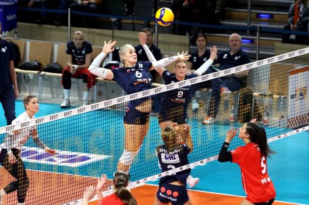 DEU, DVV, 2.VBL Frauen PRO, BBSC vs VfL Oythe, 11.01.2025, Max-Schmeling-Halle, Berlin, DEU, DVV, 2.VBL Frauen PRO, BBSC vs VfL Oythe, im Bild b6 , Annalena Graetz (BBSC-Berlin 8), Key, Jada (VfL Oythe 5) Foto: Juergen Engler nordphoto GmbH