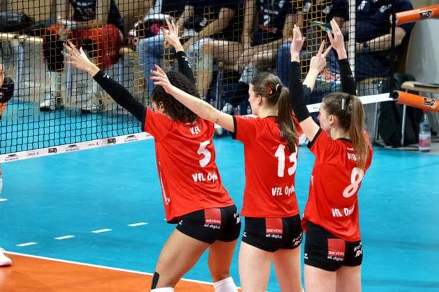 DEU, DVV, 2.VBL Frauen PRO, BBSC vs VfL Oythe, 11.01.2025, Max-Schmeling-Halle, Berlin, DEU, DVV, 2.VBL Frauen PRO, BBSC vs VfL Oythe, im Bild Key, Jada (VfL Oythe 5), Tyws, Annelis Lotte Denise (VfL Oythe 13), Dubova, Kateryna (VfL Oythe 8) Foto: Juergen Engler nordphoto GmbH