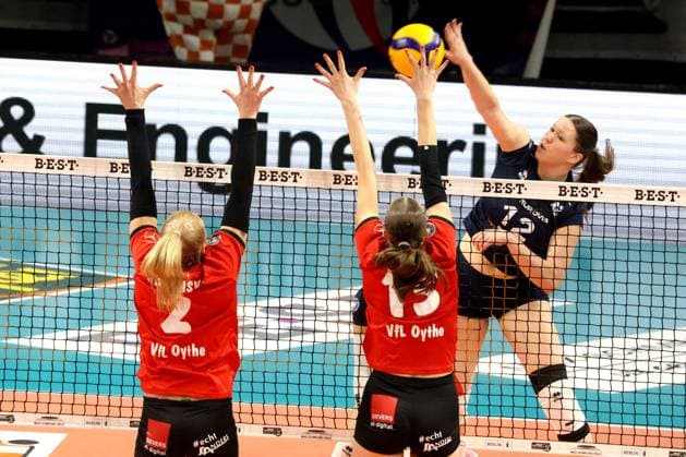 DEU, DVV, 2.VBL Frauen PRO, BBSC vs VfL Oythe, 11.01.2025, Max-Schmeling-Halle, Berlin, DEU, DVV, 2.VBL Frauen PRO, BBSC vs VfL Oythe, im Bild Jovana Dordevic (BBSC-Berlin 12), Zoltanska, Dominika (VfL Oythe 2), Tyws, Annelis Lotte Denise (VfL Oythe 13) Foto: Juergen Engler nordphoto GmbH