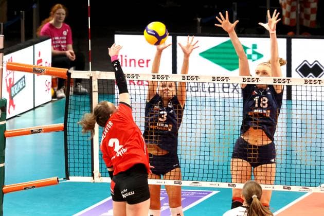 DEU, DVV, 2.VBL Frauen PRO, BBSC vs VfL Oythe, 11.01.2025, Max-Schmeling-Halle, Berlin, DEU, DVV, 2.VBL Frauen PRO, BBSC vs VfL Oythe, im Bild Neolani Maraea Kleiner (BBSC-Berlin 3), Emely Raduegge (BBSC-Berlin 18), Zoltanska, Dominika (VfL Oythe 2) Foto: Juergen Engler nordphoto GmbH