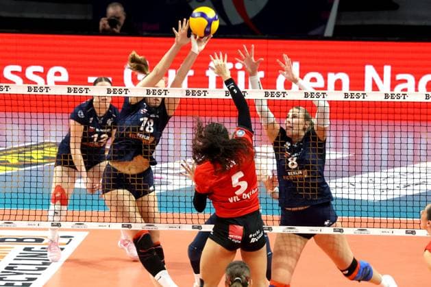 DEU, DVV, 2.VBL Frauen PRO, BBSC vs VfL Oythe, 11.01.2025, Max-Schmeling-Halle, Berlin, DEU, DVV, 2.VBL Frauen PRO, BBSC vs VfL Oythe, im Bild Emely Raduegge (BBSC-Berlin 18), Annalena Graetz (BBSC-Berlin 8), Key, Jada (VfL Oythe 5) Foto: Juergen Engler nordphoto GmbH