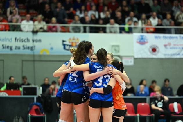 Mannschaft Allianz MTV Stuttgart jubelt - Dresdner SC vs. Allianz MTV Stuttgart, 1. Volleyball Bundesliga Frauen, Spielzeit 2024 2025, 11.01.2025 Dresdner SC vs. Allianz MTV Stuttgart, 1. Volleyball Bundesliga Frauen, Spielzeit 2024 2025, 11.01.2025 Dresden Copyright: xEibner-Pressefoto PatrickxHoepnex EP_PHR