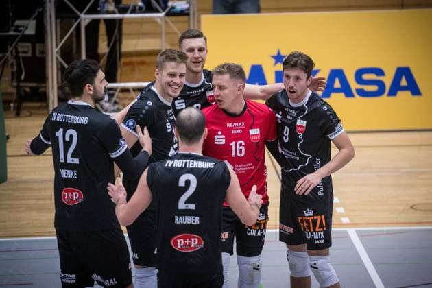 Libero Johannes Elsaesser (TV Rottenburg, 16), Mitte mit Team GER, Barock Volleys MTV Ludwigsburg vs. TV Rottenburg, 2. Volleyball Bundesliga, 2. BLM Sued, VBL, Spielzeit 2024 2025, 11.01.2025 GER, Barock Volleys MTV Ludwigsburg vs. TV Rottenburg, 2. Volleyball Bundesliga, 2. BLM Sued, VBL, Spielzeit 2024 2025, 11.01.2025 Ludwigsburg Copyright: xSandyxDinkelackerx EP_SDR