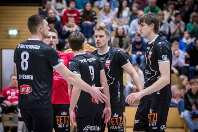 Timon Schippmann (TV Rottenburg, 14) in der Mitte, mit Team, sichtlich enttaeuscht ueber den Verlauf des Spiels GER, Barock Volleys MTV Ludwigsburg vs. TV Rottenburg, 2. Volleyball Bundesliga, 2. BLM Sued, VBL, Spielzeit 2024 2025, 11.01.2025 GER, Barock Volleys MTV Ludwigsburg vs. TV Rottenburg, 2. Volleyball Bundesliga, 2. BLM Sued, VBL, Spielzeit 2024 2025, 11.01.2025 Ludwigsburg Copyright: xSandyxDinkelackerx EP_SDR