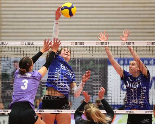 BAU 11.01.2025, Deutschland, Weissach, Volleyball 2. Bundesliga Frauen Pro, Binder Blaubären Flacht vs. Allbau Volleys Essen, v.l. Carlotta Strube (Essen), Frauke Neuhaus (Flacht), Britta Schammer (Flacht)