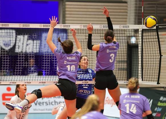 BAU 11.01.2025, Deutschland, Weissach, Volleyball 2. Bundesliga Frauen Pro, Binder Blaubären Flacht vs. Allbau Volleys Essen, v.l. Sina Allzeit (Essen), Julia Cedeno (Flacht), Carlotta Strube (Essen)
