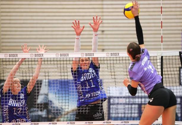 BAU 11.01.2025, Deutschland, Weissach, Volleyball 2. Bundesliga Frauen Pro, Binder Blaubären Flacht vs. Allbau Volleys Essen, v.l. Britta Schammer (Flacht), Frauke Neuhaus (Flacht), Carlotta Strube (Essen)