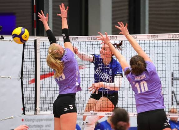 BAU 11.01.2025, Deutschland, Weissach, Volleyball 2. Bundesliga Frauen Pro, Binder Blaubären Flacht vs. Allbau Volleys Essen, v.l. Josefine Meiser (Essen), Marie-Cristin Werner (Flacht), Sina Allzeit (Essen)